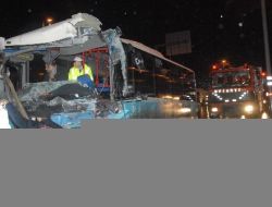 Halk Otobüsü Metrobüse Çarptı: 1'i Ağır 6 Yaralı