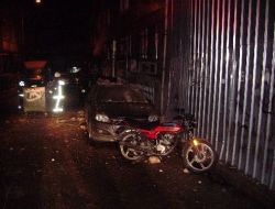 Tarihi Binanın Çatısı Otomobillerin Üzerine Çöktü