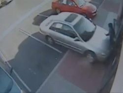 Fren Yerine Gaza Basan Kadın Sürücü Lokantaya Daldı