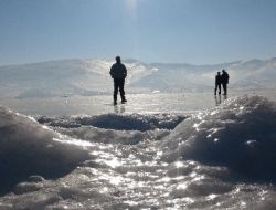 Buz Tutan Çıldır Gölü Doğal Güzelliğiyle Dikkat Çekiyor