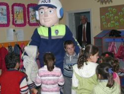 İlköğretim Okuluna Modern Polis Amca Sınıfı