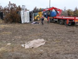 Lise Öğrencilerini Taşıyan Otobüsü Devrildi