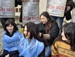 Hopa Davasına Tepki İçin Adliye Önünde Saçlarını Kestirdiler