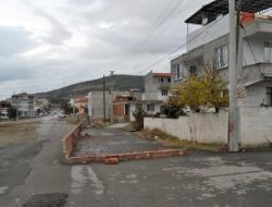 Yolu Trafiğe Kapattı, Şimdi De Çim Ekmeye Hazırlanıyor