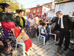 Başkan Kocaoğlu'nun Eşine 'Kırmızı Yazma' Yolladılar