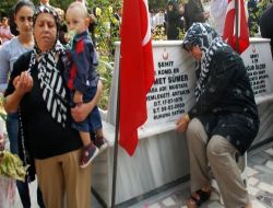 Şehitlikteki Törende Duygusal Anlar Yaşandı
