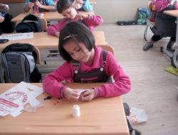 İlköğretim Öğrencileri Okulda Düğme Dikmeyi Öğrendi