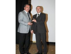 Engellilere Destek Veren Belediye Başkanı Çetin'e Plaket