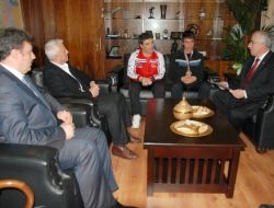 Vali Tuna, Başarılı Sporculara Plaket Verdi