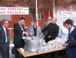 Kaymakam Otcu Ve Belediye Başkanı Yaralı Öğrencilere Aşure Dağıttı