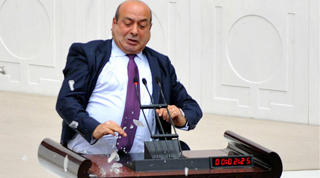 BDP'li Kaplan kürsüde bardağı kırdı