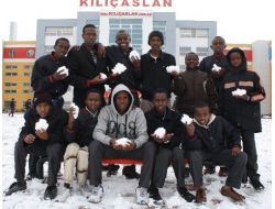 Somalili Ve Kongolu Öğrenciler Karla Tanıştı