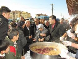 Şereflikoçhisar Belediye Başkanı Altuğ, Vatandaşlara Aşure Dağıttı