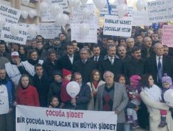 Öğretmenler, Evlilik Yüzüklerini Bakanlığın Bahçesine Attı