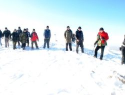 Soğuk Havaya Aldırmadan Denek Dağı'na Tırmandılar