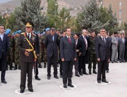 Hakkari'de Çocuklar Mehmetçiklerle Yürüdü