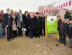 Yenimahalle'de Muhtarlar Fidanları Toprakla Buluşturdu