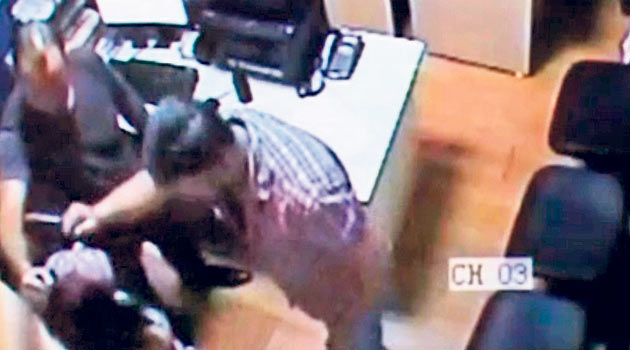 Dayakçı polisler görevden alındı