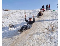 Yozgat’ta Çocuklar Karın Keyfini Kızakla Kayarak Çıkartıyor