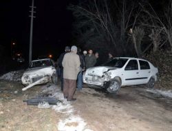 Kütahya'da Trafik Kazası: 3 Yaralı
