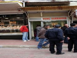 Fiyat Sorma Bahanesiyle Kuyumcuyu Oyalayan Hırsızlar, 4 Bin Liralık Altın Çaldı