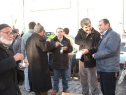 Memurlar Vatandaşlara Aşure Dağıttı