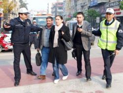 Kırmızı Işıkta Geçen Yayalara Para Cezası Kesildi