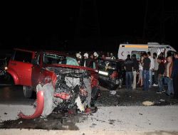 Lüks Ciple Otomobil Çarpıştı İki Kişi Yaralandı