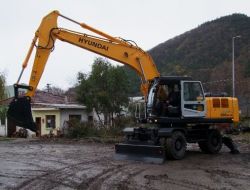 Ayancık Belediyesi'nin Yeni İş Makinesi Hizmete Girdi