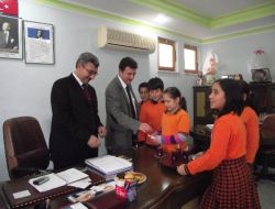 Çay İkram Etmesini Öğrencilerden Öğretmenlerine Çay Servisi