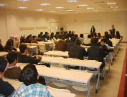 Kolej Öğrencileri, Üniversitede Derse Girdi