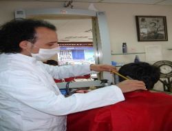 Bursa'da Berberler Domuz Gribine Karşı Maske Kullanmaya Başladı