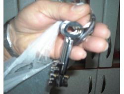 Kızılay, Yardım Kolisinin İçinden Çıkan Çelik Kasa Anahtarının Sahibini Arıyor