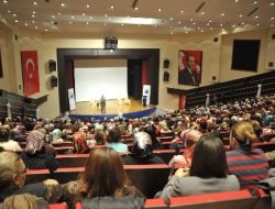 Üstün Dökmen Altındağlılara İletişimi Anlattı