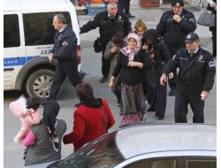 Hırsızlık Suçundan Adliyeye Çıkarılan 5 Kadın Tutuklandı