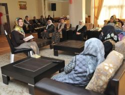 Huzurevindeki Yaşlılara Kitap Okuyorlar