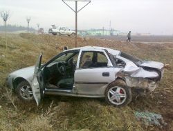 Direksiyon Hakimiyetini Kaybeden Sürücü Tarlaya Uçtu: Bir Yaralı