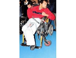 Spastik Engelli Oğlu İçin Apartmanın Dışına Asansör Kurmuş