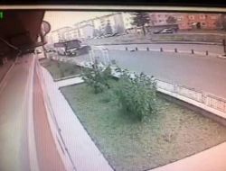 İşçi Taşıyan Otobüsle Otomobilin Çarpışması Güvenlik Kamerasında