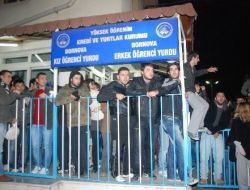 Üniversite Öğrencilerinden Sıcak Su Ve Kalorifer Eylemi