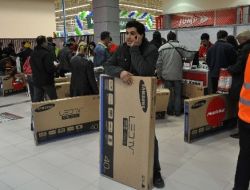 Teknolojik Ürün Almak İçin Mağaza Önünde Sabahladılar