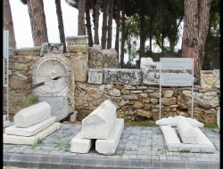 Üzerinde Dünyanın Fani Olduğunu Yazan Sandukalar Turistlerin İlgisini Çekiyor