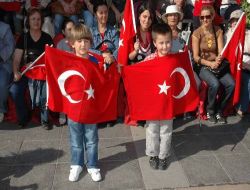 Karşıyaka'daki Cumhuriyet Bayramı Töreninde 2 Bin Bayrak Dağıtıldı!!