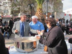 Altınoluk Belediyesi Aşure Dağıttı