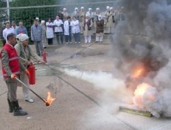 HUZUREVİNDE YANGIN TATBİKATI