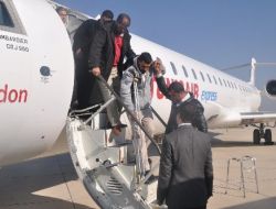 Hatay'a Gelen Libyalı Vatandaşlar, Çiçeklerle Karşılandı