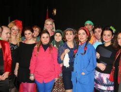 Muhasebeciler Tiyatrocu Olup Sahne Aldı, Meslektaşları İzledi