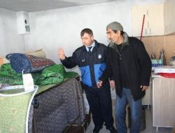 Edremit Belediyesi Yoksul Ailelere Yardım Ediyor