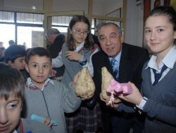 Sendika, Öğrencilere Şeker Pancarı Dağıttı