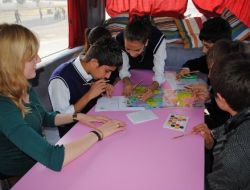 Alman Öğretmenler, Otobüsle İl İl Gezerek Öğrencilere Almanca Öğretiyor